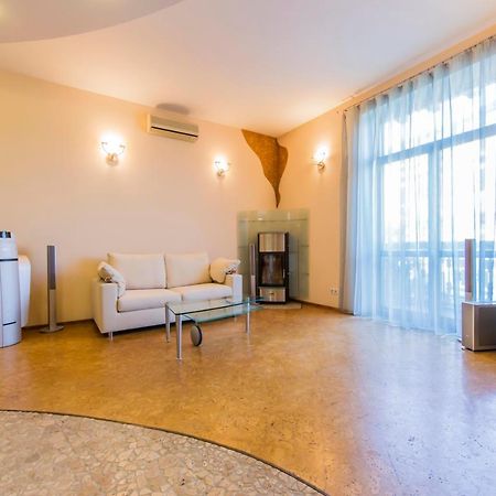 קייב 3-Room Apartments On Khreshchatyk. Building With Star מראה חיצוני תמונה