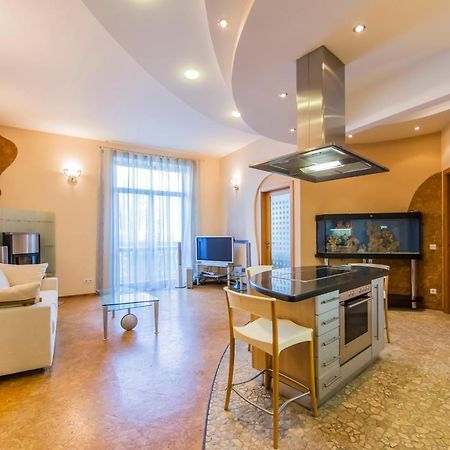 קייב 3-Room Apartments On Khreshchatyk. Building With Star מראה חיצוני תמונה
