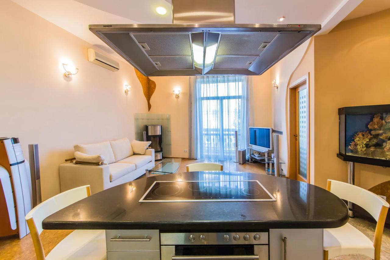 קייב 3-Room Apartments On Khreshchatyk. Building With Star מראה חיצוני תמונה