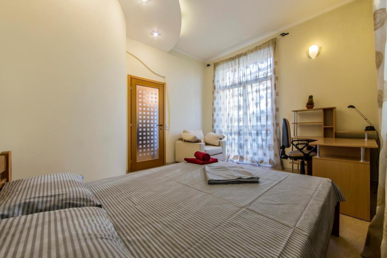 קייב 3-Room Apartments On Khreshchatyk. Building With Star מראה חיצוני תמונה